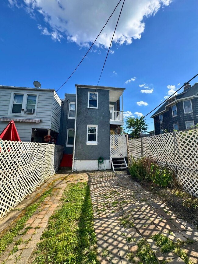 Building Photo - 548 Radnor Ave
