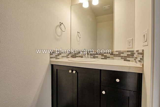 Building Photo - 3 Bed, 2.5 Bath Home in Ridgefield's  McCormick Creek Subdivision