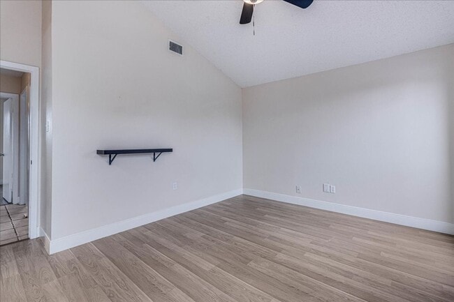 Building Photo - 985 Crossbill St