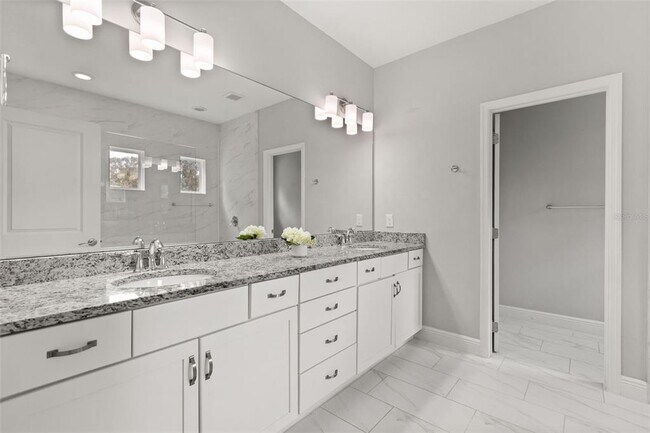 Building Photo - 2813 Roseglen Way