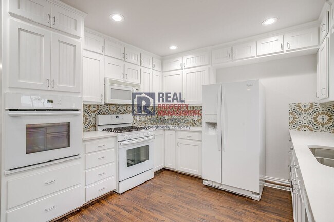 Building Photo - Charming Monticello Townhome – 4 Beds, Updated Kitchen & On-Site Parking