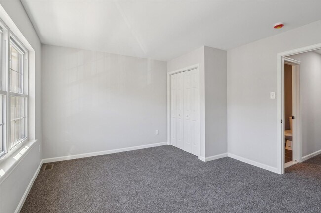 Building Photo - Available mid February - Fully Renovated 3B/2.5B Townhome in West Chester!