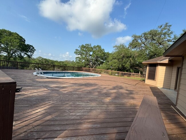 Building Photo - 772 Riverside Dr