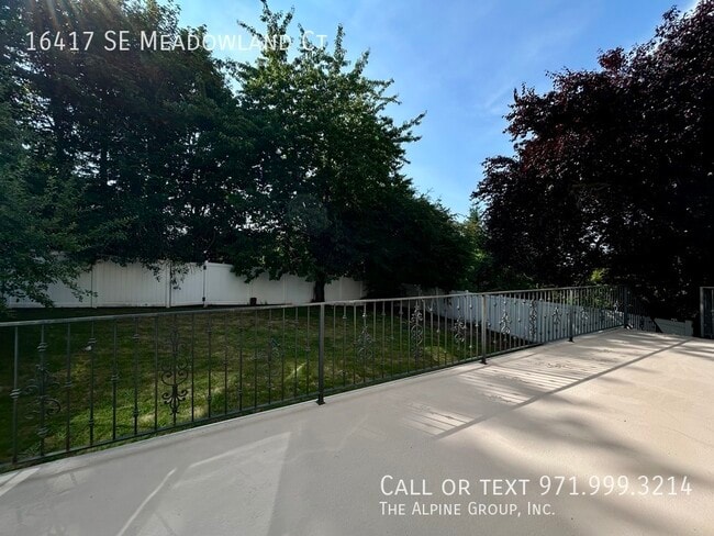 Building Photo - 16417 SE Meadowland Ct