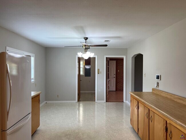 Building Photo - 482 Lake Joy Rd