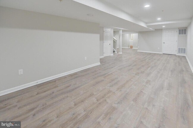 Building Photo - 200 Rolling Hill Dr