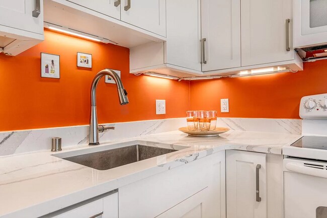 Kitchen - 1660 N Prospect Ave