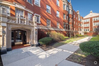 Building Photo - 230 N Oak Park Ave