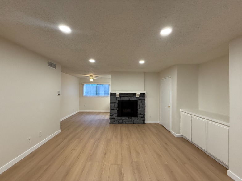 Building Photo - 13347 Victory Blvd