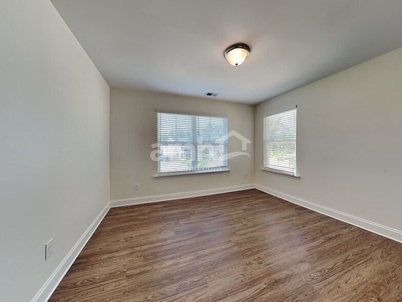 Building Photo - 3328 Okelly Dr