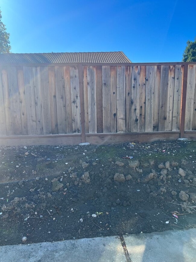 Building Photo - 4Bedroom House