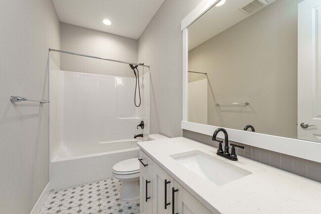 Building Photo - Charming 3-Bedroom, with Office and 2 Bath...