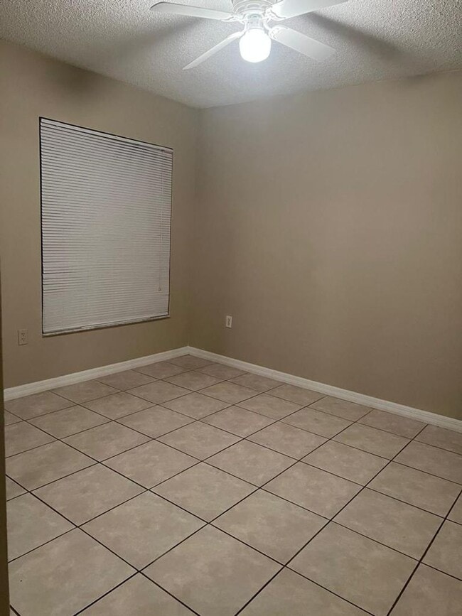 Building Photo - 605 Estrada Ln