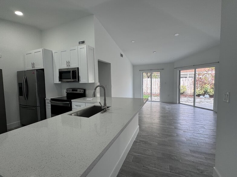 Building Photo - 5593 NW 102nd Pl