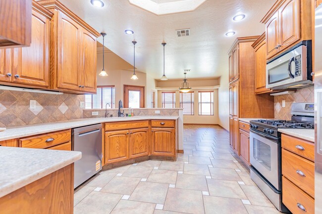 Building Photo - Beautiful Spacious 4 bedroom 2 bath House!