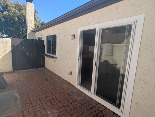 Building Photo - 3 Bedroom 2 Bathroom Single Story Home in ...