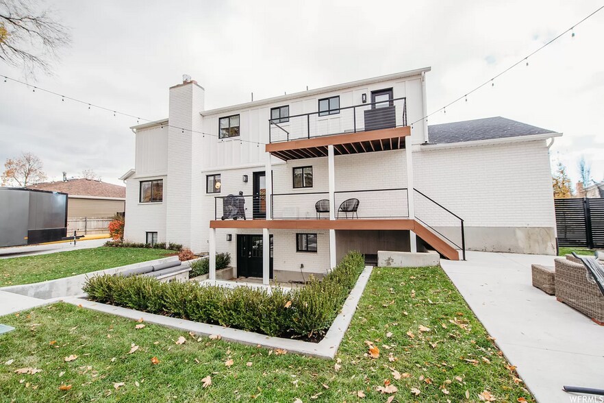 Building Photo - 1136 Fairway Cir