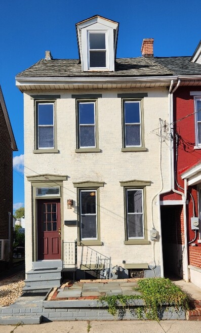 Building Photo - 331 Cherry St