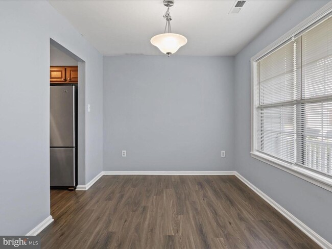 Building Photo - 303 Mayfair Pl