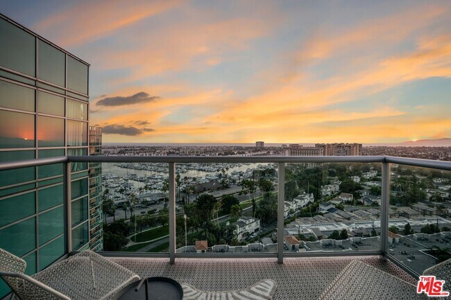 Building Photo - 13700 Marina Pointe Dr