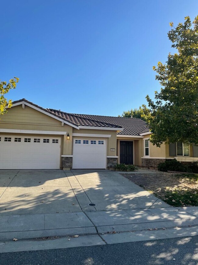 Building Photo - Beautiful 5 Bedroom 3 Bath Home in Twelve ...