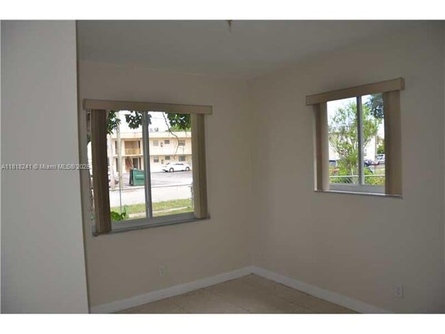 Building Photo - 5720 SW 36th Ct