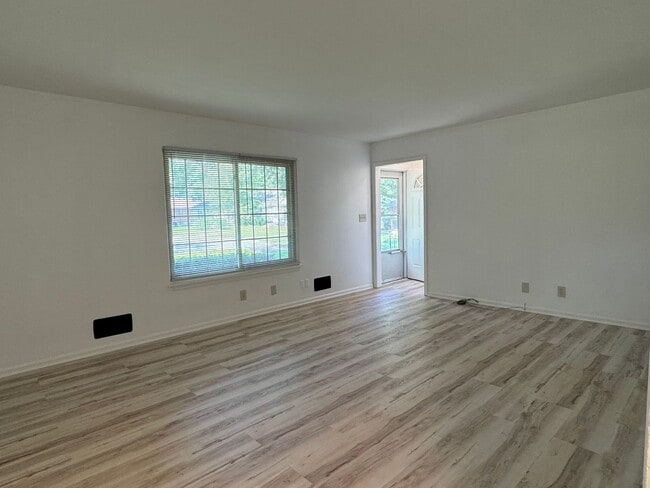 Building Photo - {6617} Move in ready + Updated + Attached Garage