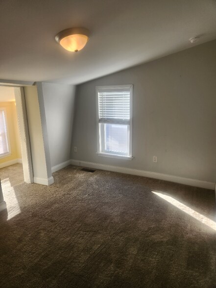 Building Photo - 948 W Main St