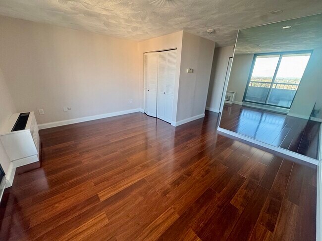 Building Photo - 77 Adams St