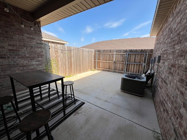 Building Photo - Townhome- Walking Distance to Lubbock Cooper