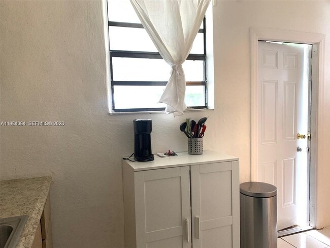 Building Photo - 2131 Arthur St