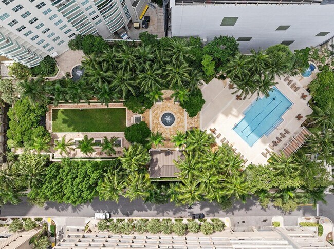 Building Photo - 347 N New River Dr E