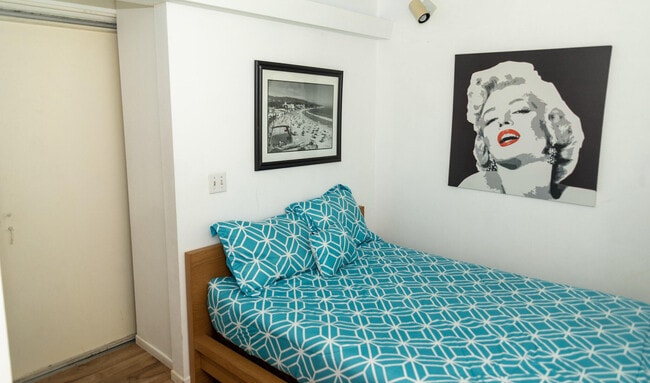 Building Photo - 1423 E San Lorenzo Rd