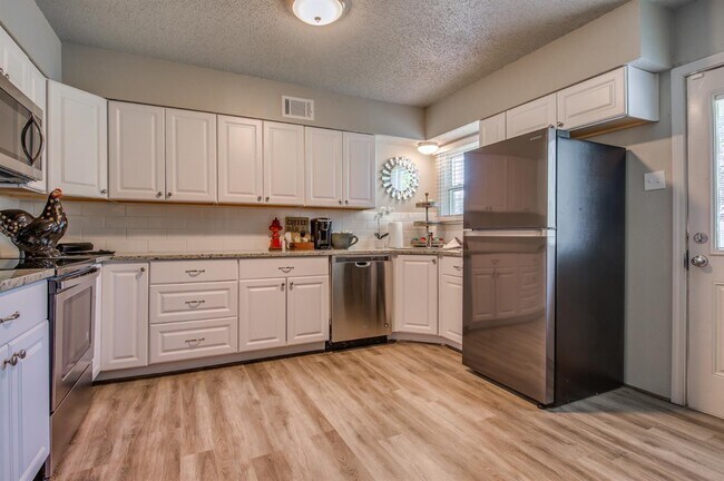 Building Photo - PRE-LEASING for AUGUST Move in - Recently Remodeled 4/2/1 near Texas Tech