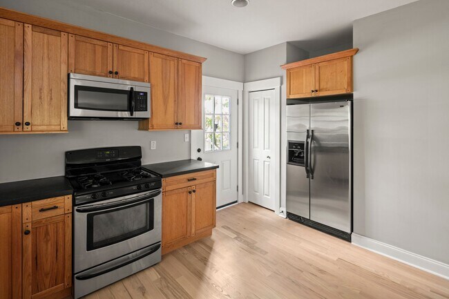 Building Photo - Beautiful Beaverdam Home