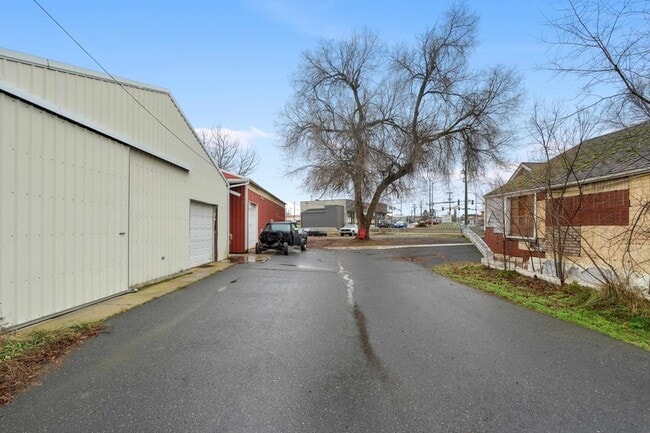 Building Photo - 107 E Holland Ave