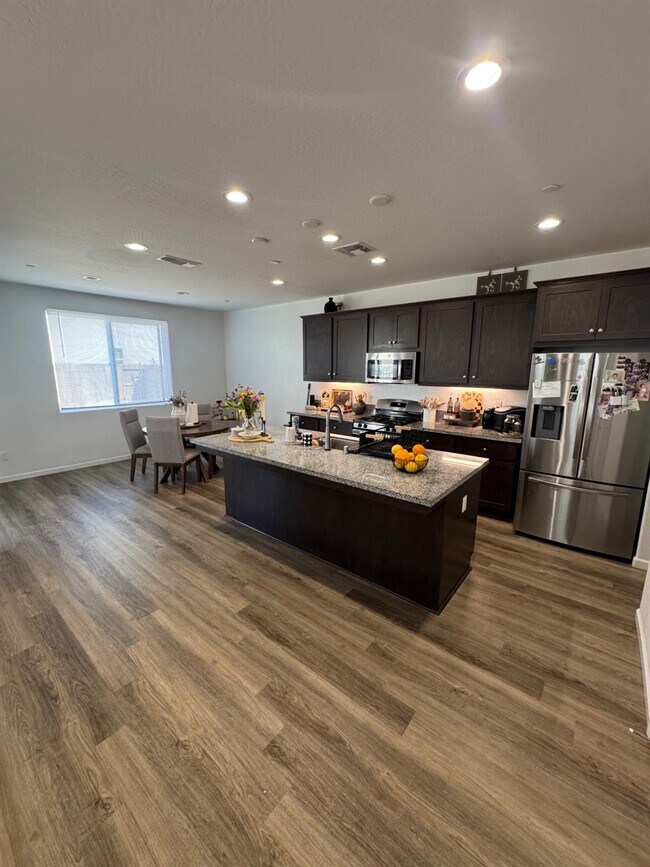 Building Photo - 761 S Kandarian Ave