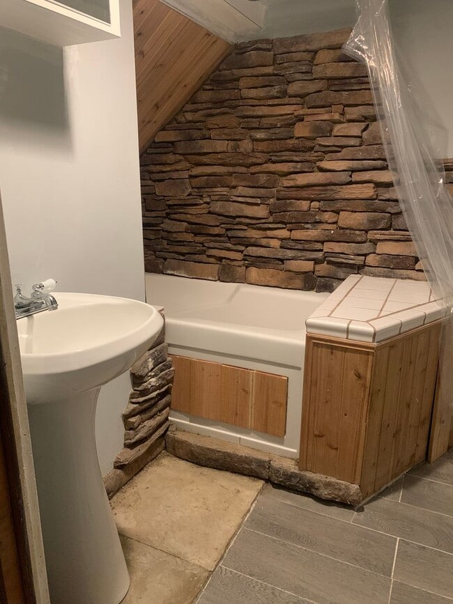 Building Photo - 3 Bedroom Single Family Home with Garage in Mount Washington!