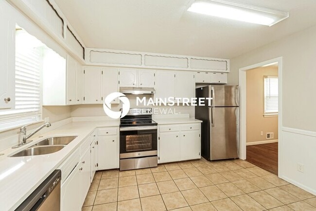 Building Photo - 3 Bedroom Pet-Friendly Home in INDEPENDENCE, MO with Main Street Renewal