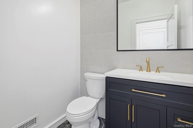 Building Photo - 31 Gedney Way