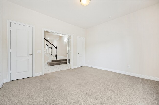 Building Photo - 572 Waterloo Dr