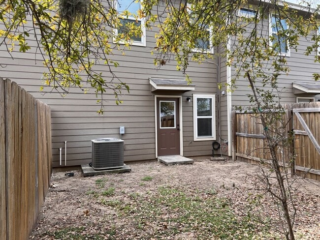 Building Photo - Luxury Townhome in Selma!