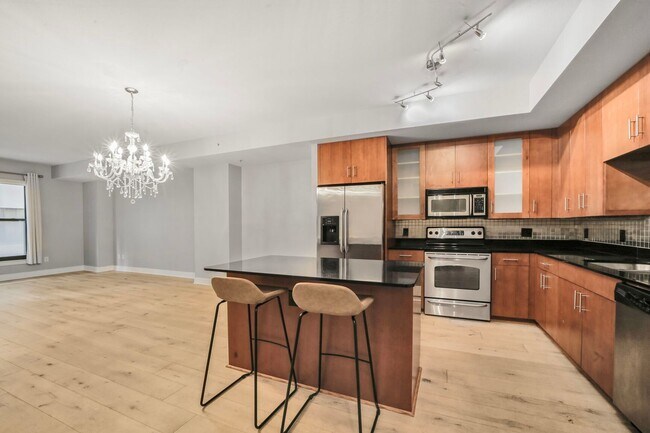 Building Photo - Available Now! High End 1 Bed/ 1 Bath in Amenity Rich Building