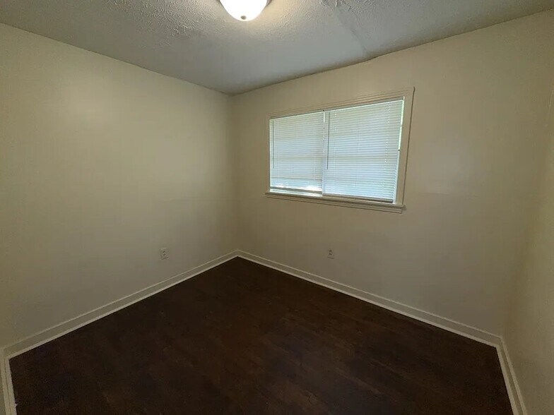 Building Photo - 2615 Hillside Dr