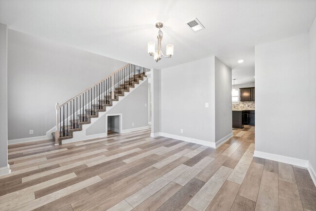 Building Photo - 4 Bedroom Home For Rent Near Post!