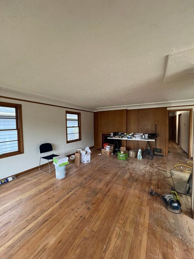 Building Photo - Reserve Now: Spacious, Newly Renovated 5-B...