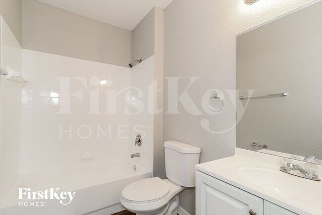 Building Photo - 3332 Rogue St