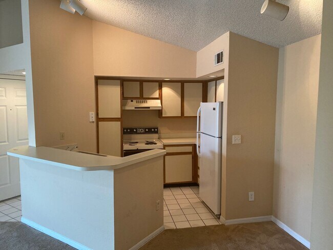 Building Photo - Venetian Place -  833