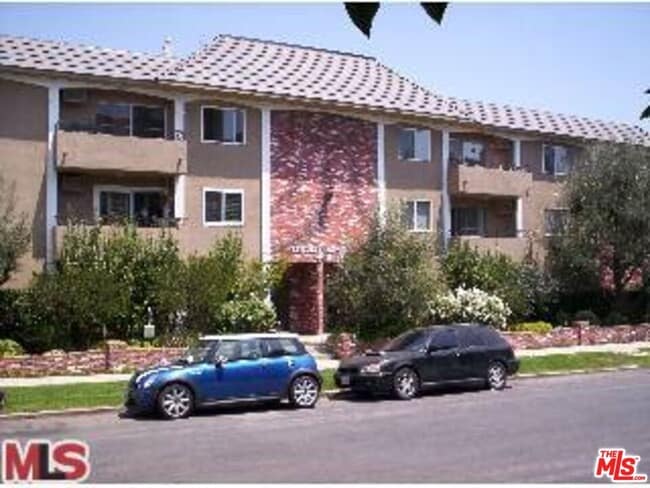 Primary Photo - 2320 S Bentley Ave