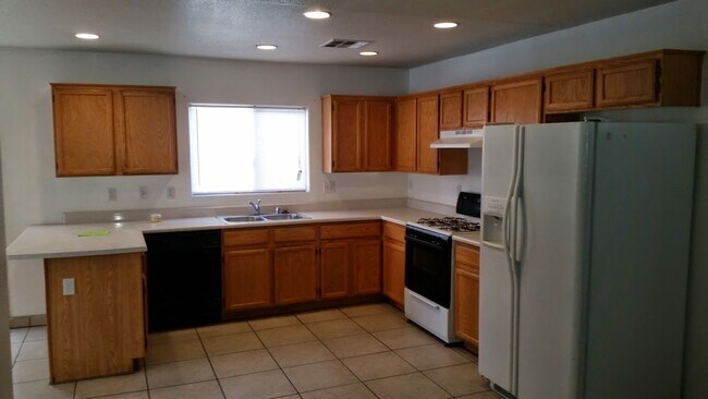 Building Photo - Spacious 4BD/3BA Home with Mountain Views ...